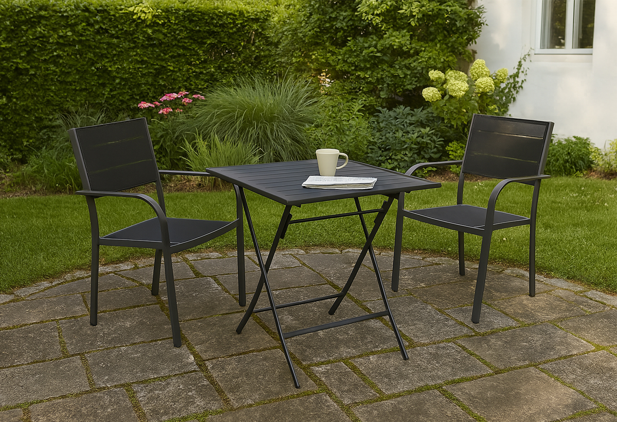 Απεικονίζεται το τραπέζι κήπου σε έναν κήπο.